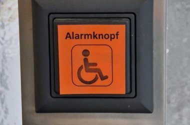 Foto von Alarmknopf an Säule