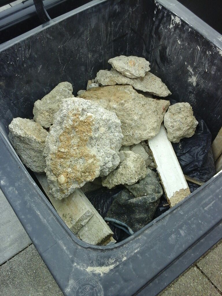 Bauschutt in der Mülltonne