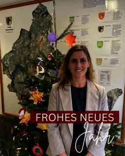 Foto der Bürgermeisterin vor einem geschmückten Weihnachtsbaum