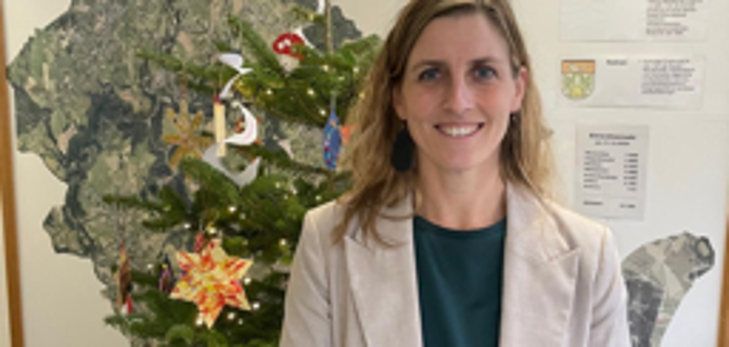Foto der Bürgermeisterin vor einem geschmückten Weihnachtsbaum