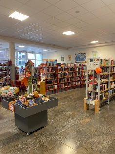 Bild vom inneren der Stadtbücherei mit de ganzen Bücherregalen und Büchern
