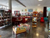 Das Bild zeigt die Stadtbücherei von innen mit den Bücherregalen und Büchern