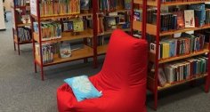 Bild vom inneren der Stadtbücherei mit de ganzen Bücherregalen und Büchern