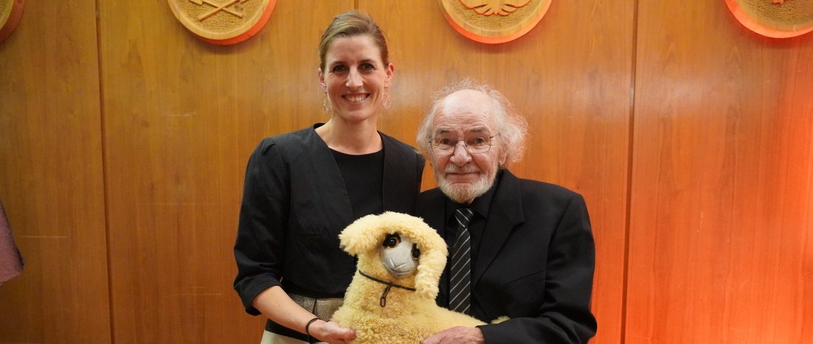 Das Bild zeigt Bürgermeisterin Dr. Carmen Krämer und den Ehrenbürger Reiner Jakobs