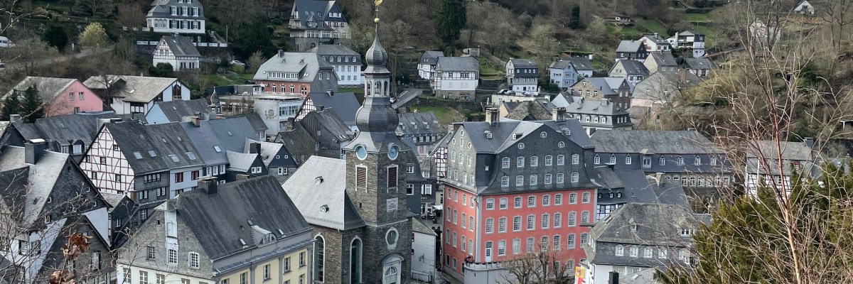 Das Bild zeigt die Stadt Monschau aus der Vogelperspektive