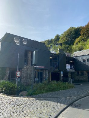 Das Parkhaus am Wendehammer ist ein großes Gebäude neben dem sich öffentliche Toiletten befinden.