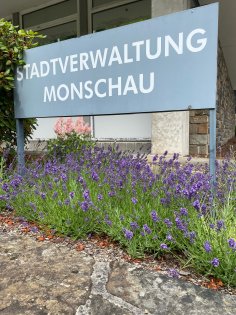 Das Schild der Stadtverwaltung Monschau