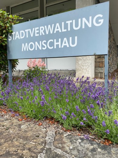 Das Schild der Stadtverwaltung Monschau