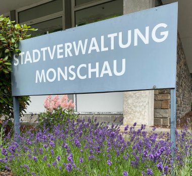 Das Schild der Stadtverwaltung Monschau