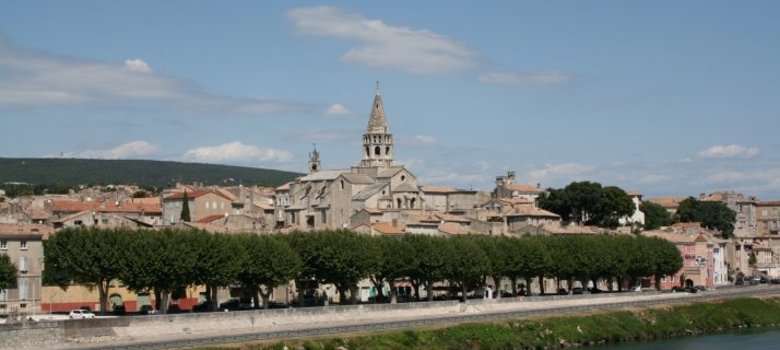 Die Stadt Bourg-Saint-Andéol mit dem Fluss davor