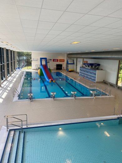 Schwimmerbecken Das Bild zeigt das Schwimmerbecken vom Vennbad. Im Becken steht die große Rutsche vom Waterfun.