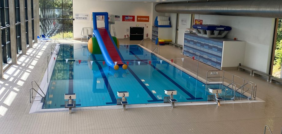 Das Bild zeigt das Schwimmerbecken vom Vennbad. Im Becken steht die große Rutsche vom Waterfun.