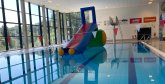 Das Bild zeigt das Schwimmerbecken vom Vennbad. Im Becken steht die große Rutsche vom Waterfun.